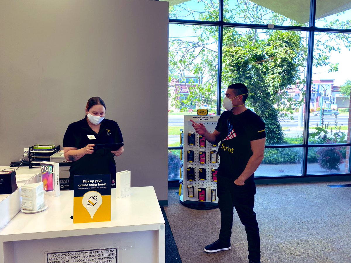 JamesLeeWW's tweet photo. Gotcha! Phenomenal #SalesManager @Eli_TMobile in action walking thru the #NonNegotiables and owning the interaction! Jessica ASM just closed a tablet with some new signature sales moves! #SprintFam #MemorableMoments check her out #SmileWithYourEyes #AreYouDownWithGST? https://t.co/i9bzxwpd7R