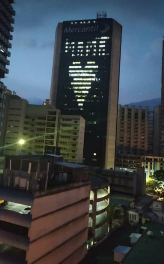 jimmy_madrid's tweet photo. Para todas las madres de Caracas. Estén en el este o en el oeste el Grupo Mercantil (Banco y Seguros) les dejaron este detalle en sus edificios sedes para su disfrute. Gracias @MercantilBanco 👏🏽👏🏽👏🏽 https://t.co/Cxmldow0eB