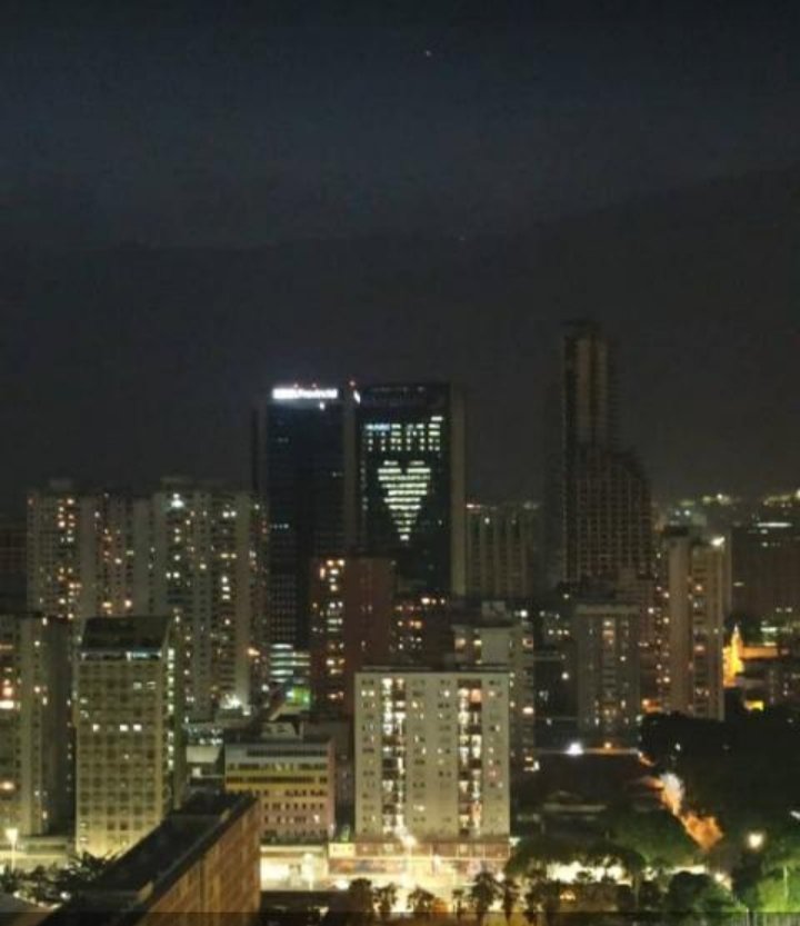 jimmy_madrid's tweet photo. Para todas las madres de Caracas. Estén en el este o en el oeste el Grupo Mercantil (Banco y Seguros) les dejaron este detalle en sus edificios sedes para su disfrute. Gracias @MercantilBanco 👏🏽👏🏽👏🏽 https://t.co/Cxmldow0eB
