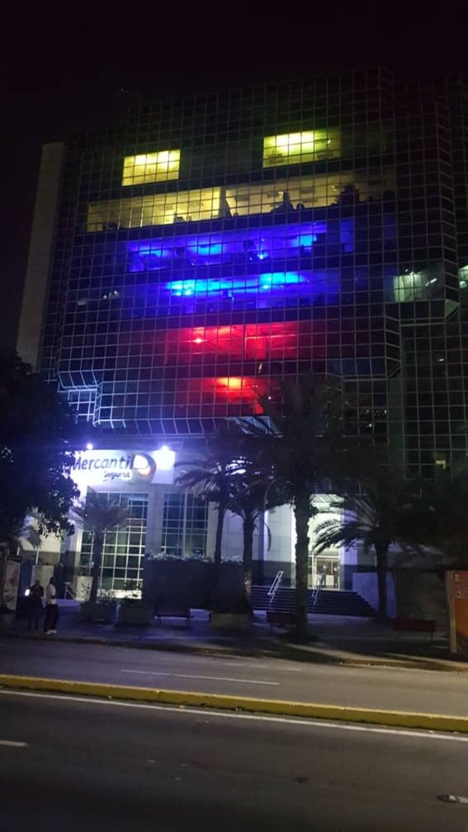 jimmy_madrid's tweet photo. Para todas las madres de Caracas. Estén en el este o en el oeste el Grupo Mercantil (Banco y Seguros) les dejaron este detalle en sus edificios sedes para su disfrute. Gracias @MercantilBanco 👏🏽👏🏽👏🏽 https://t.co/Cxmldow0eB