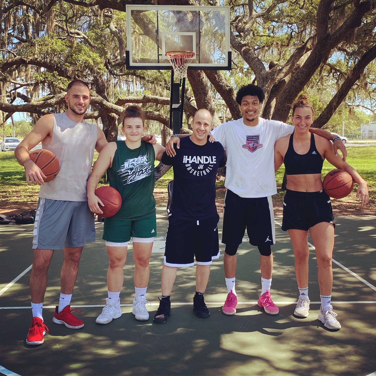 ShawnFaust_'s tweet photo. Always great to get some work in with this crew today. Indoors or Outdoors it doesnโt matter with this bunch. @ennaconda @_mihaelazic @nycpabon23 @nakicstefan11 @vandywbb @usfwbb #quarantinework #iHandlecrew #ballislife #globalhoops https://t.co/EfDnUP0QL8