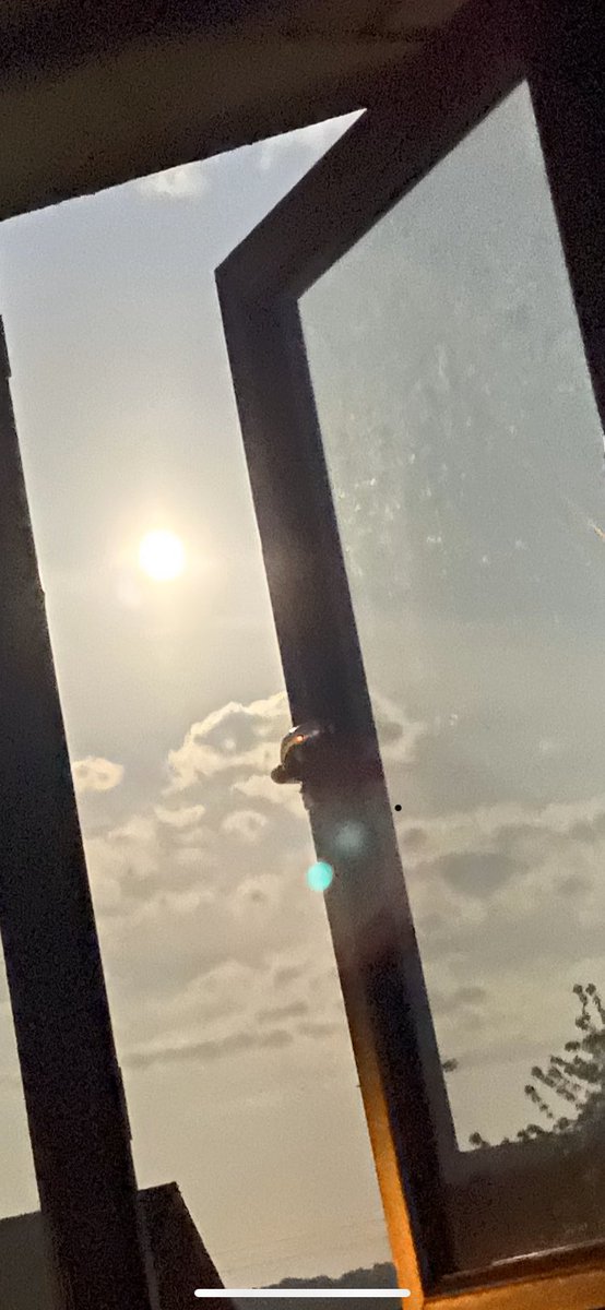 S_Casey46's tweet photo. Sun or moon? https://t.co/L3PUYDmwAl