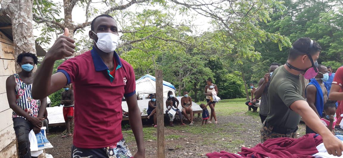 Rotaract_Panama's tweet photo. Hoy realizamos  la entrega de las 4,200 prendas de ropa con el apoyo de @senafrontpanama y  @OIMCentroAmer beneficiando a los migrantes varados en los albergues  de la provincia de Darién. https://t.co/09NTXoUUC6
