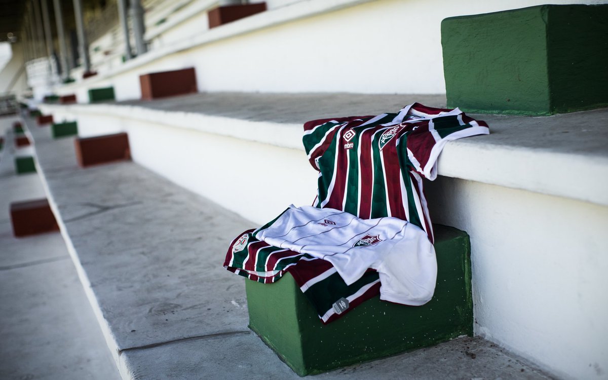 Boa noite, torcida Tricolor! Por aqui, eu não me canso de olhar pra essas camisas maravilhosas! Tamo junto, <a href="/umbrobrasil/">Umbro Brasil</a>! #NovaArmaduraTricolor 

📸: Lucas Merçon/FFC