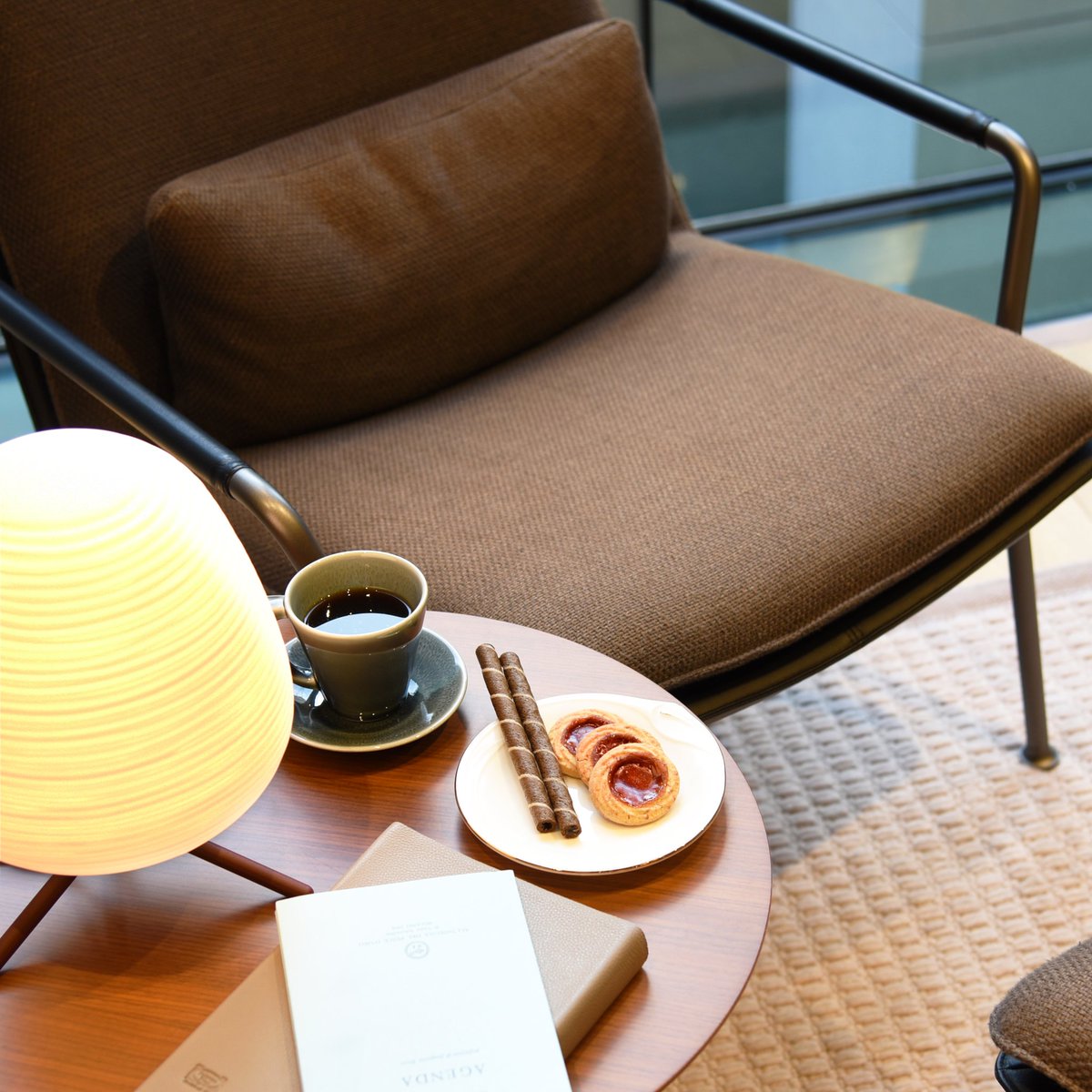 大塚家具 Idc Otsuka イタリア の アームチェア や 照明 サイドテーブル に囲まれて イタリアのような休息を 東京 青山 にある ポルトローナ フラウ の フラッグシップショップ バーチャルショールーム でも商品購入できます
