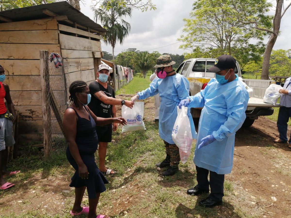 Rotaract_Panama's tweet photo. Entre @senafrontpanama, @OIMCentroAmer y grupos de Voluntarios se logró  la entrega de los Kits de aseo personal y las 2, 200 botellas de gel alcoholado como apoyo a los migrantes ubicados en Darien. https://t.co/NpRa3pzf1T