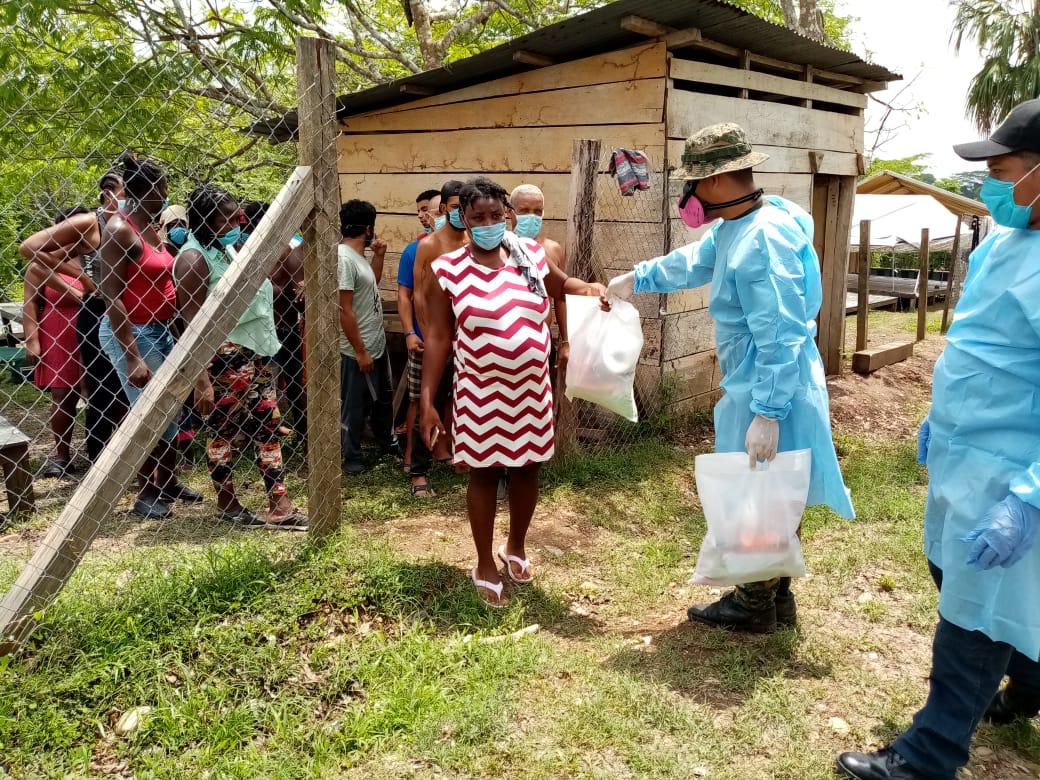 Rotaract_Panama's tweet photo. Entre @senafrontpanama, @OIMCentroAmer y grupos de Voluntarios se logró  la entrega de los Kits de aseo personal y las 2, 200 botellas de gel alcoholado como apoyo a los migrantes ubicados en Darien. https://t.co/NpRa3pzf1T