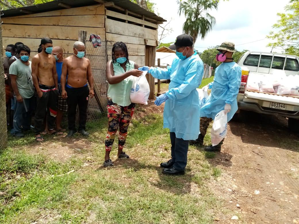 Rotaract_Panama's tweet photo. Entre @senafrontpanama, @OIMCentroAmer y grupos de Voluntarios se logró  la entrega de los Kits de aseo personal y las 2, 200 botellas de gel alcoholado como apoyo a los migrantes ubicados en Darien. https://t.co/NpRa3pzf1T