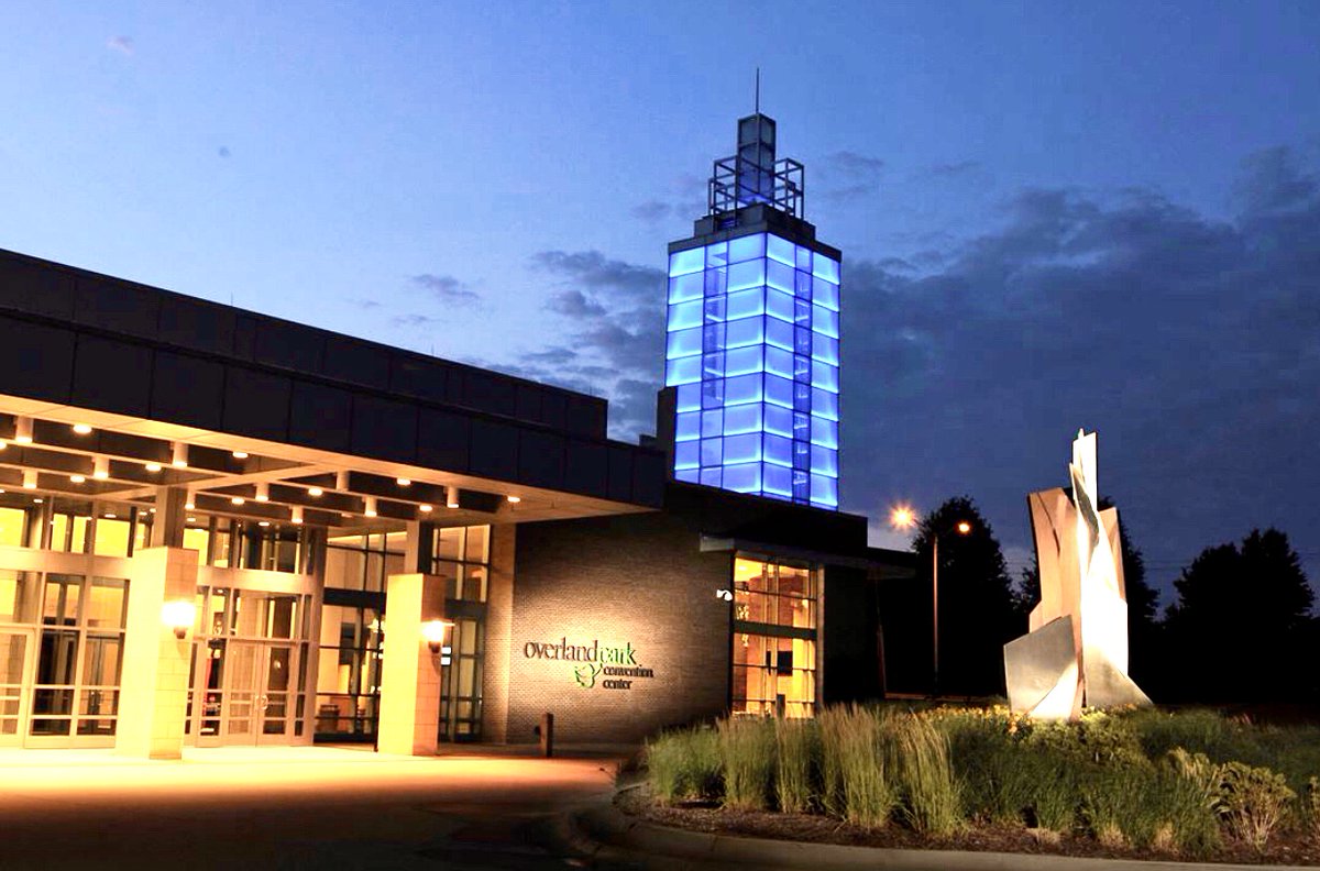 visitop's tweet photo. The @OverlandParkCC lights the sky blue in honor of those on the front lines fighting #COVID19. From our city to every first responder, health care professional and essential worker continuing to keep us safe - thank you. π· @OverlandParkCC #kcop #opstrong https://t.co/njLb4J5rrZ