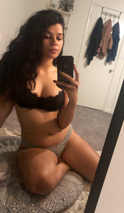 Netflix and chill??? https://t.co/ijMDzQeiRb