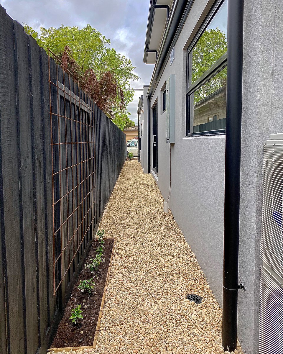 GardensModern's tweet photo. ✨ FRIDAY INSPO ✨small side pathways don’t have to be boring... make the most of a smaller space and watch the growth of gorgeous plants up your fence with a wired trellis 😍🌱 https://t.co/sM5UFhWoby