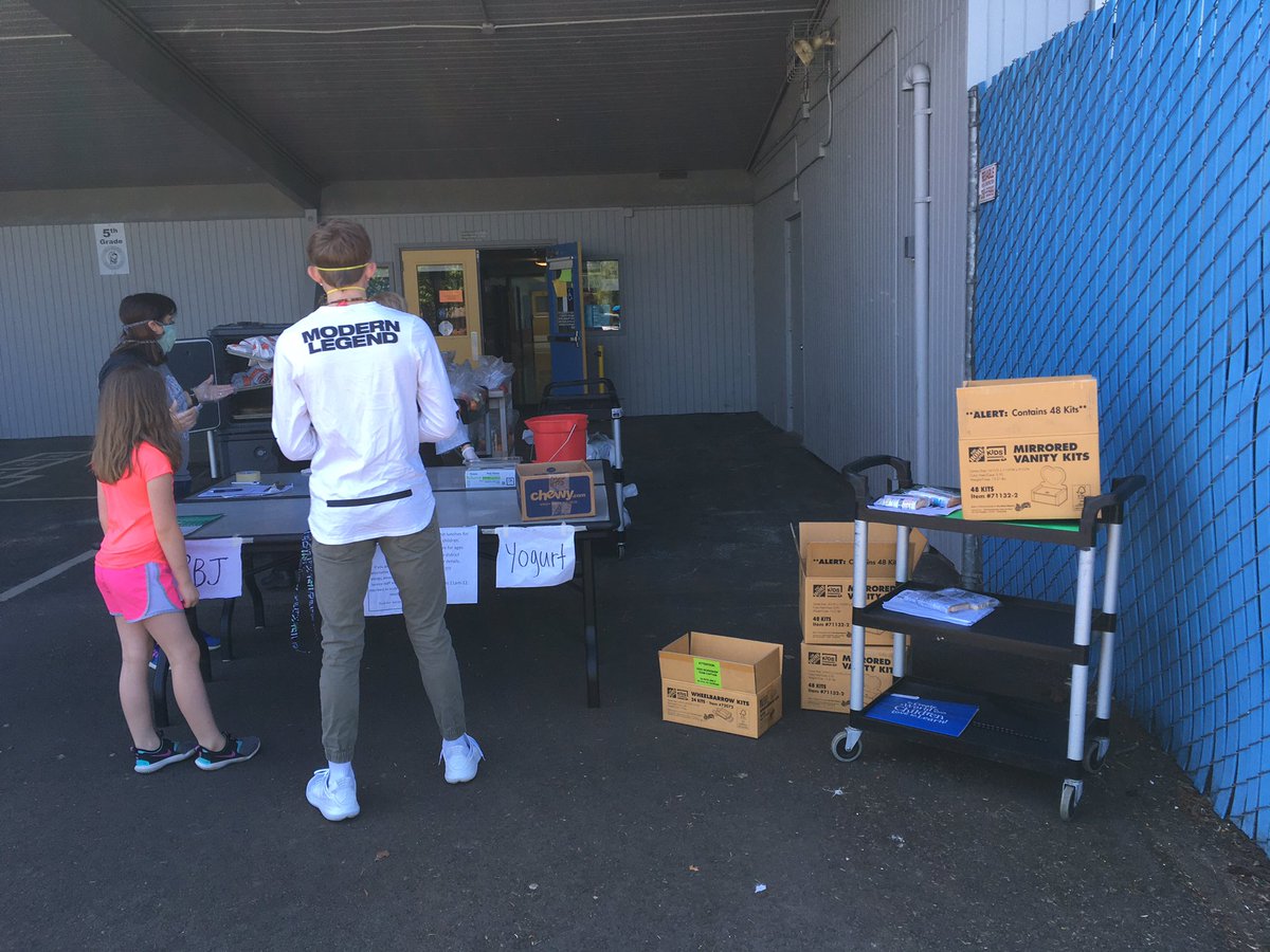 lemoineer's tweet photo. Beautiful day for Fir Grove families picking up #grabngo lunches, food boxes and @HomeDepot workshop kits! Over 200 kids making things tonight! @BeavertonSD #kidmadethings #Bsdfutureready https://t.co/o5zX0TW3Mm