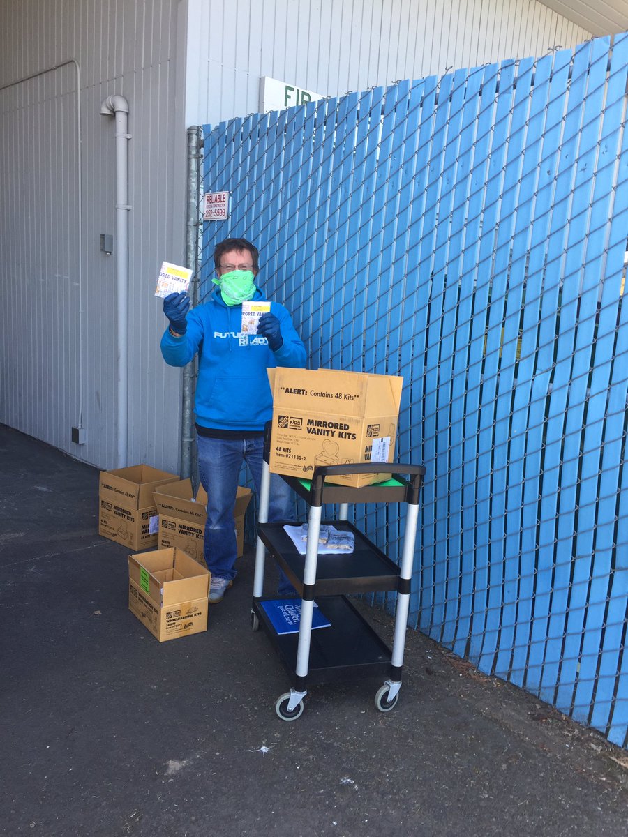 Beautiful day for Fir Grove families picking up #grabngo lunches, food boxes and <a href="/HomeDepot/">The Home Depot</a> workshop kits! Over 200 kids making things tonight! <a href="/BeavertonSD/">Beaverton Schools</a> #kidmadethings #Bsdfutureready