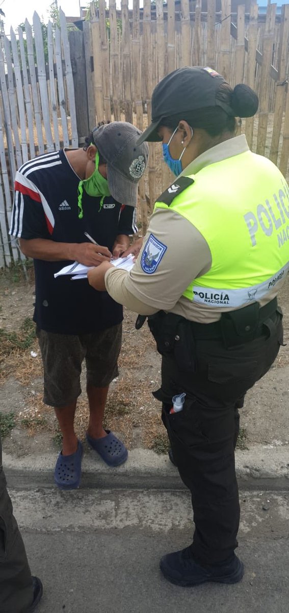 PoliciaEcuador's tweet photo. #SubzonaManabí

Realizamos operativos en los diferentes sectores del #DistManta, con la finalidad de hacer respetar el #ToqueDeQueda durante la emergencia sanitaria, dando como resultado 21 personas notificadas por su incumplimiento. 

#TrabajamosPorTuSeguridad https://t.co/YTwFrCWq0n