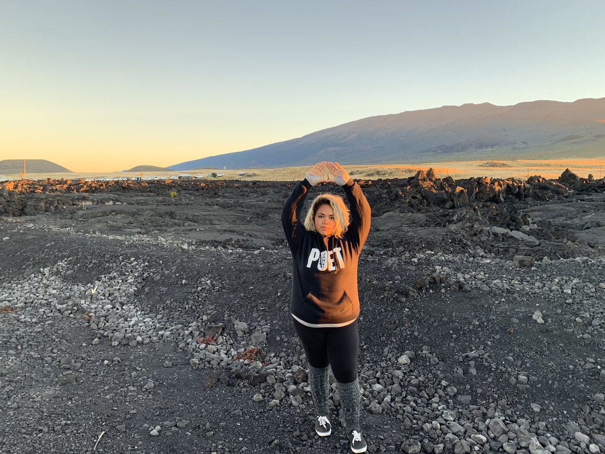 terisasiagatonu's tweet image. Lā 300 today: 300 days marking the current phase of the movement to protect Mauna Kea. #tbt to when I was there last August and taught a writing workshop for Pu’uhuluhulu University. I went because as a Sāmoan, it’s my kuleana.🔺

#KūKiaiMauna #ProtectMaunaKea #KapuAloha #APAHM