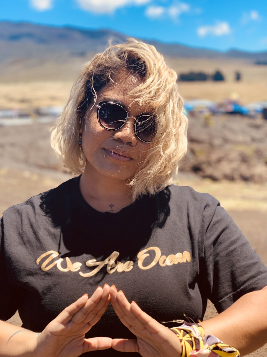 terisasiagatonu's tweet image. Lā 300 today: 300 days marking the current phase of the movement to protect Mauna Kea. #tbt to when I was there last August and taught a writing workshop for Pu’uhuluhulu University. I went because as a Sāmoan, it’s my kuleana.🔺

#KūKiaiMauna #ProtectMaunaKea #KapuAloha #APAHM