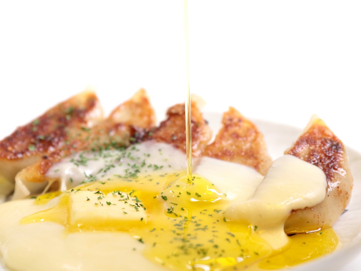 ＼「 #餃子フェス」ファミリー💛応援プロジェクト／
🥟札幌マルエス食堂（北海道・札幌）
🍽神のトリュフオイル北海道餃子
肉汁たっぷりの餃子に北海道バターとチーズ
そして店主が2年間の試行錯誤のすえに作り上げた
「神のトリュフオイル」が香るリッチな餃子をどうぞ💕💍
👉tabelog.com/hokkaido/A0101…