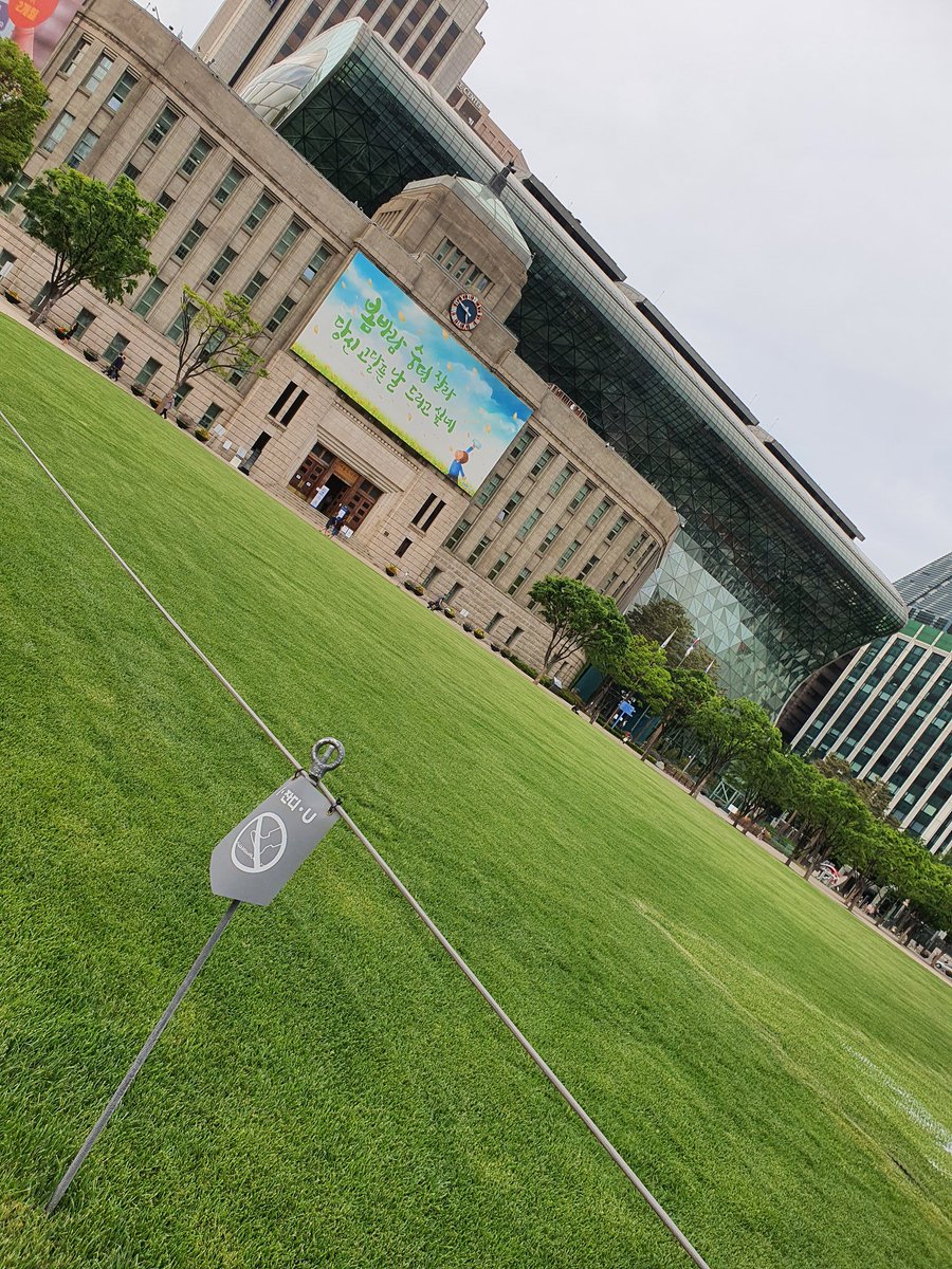 theseoulvillage's tweet photo. "I.grass.U". #Seoul's #ISeoulU way of saying #keepoffgrass will make you more grin than green: https://t.co/ozu3esgAba