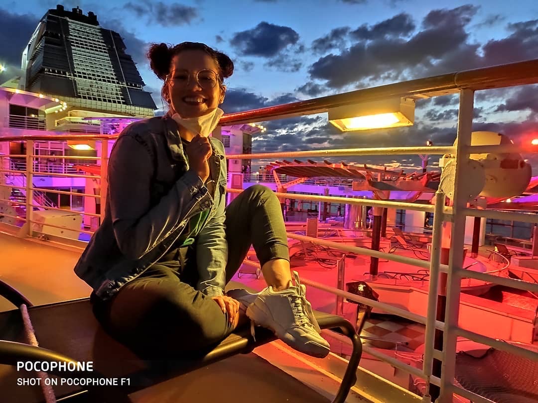 celcruisesfr's tweet photo. “It’s 8:30pm, our pool bar is open. We keep 2m of social distancing, masks on and we are all good 💚.  Difficult times, but we are doing fine.” 

📸 &amp;amp; caption: @aguidex 

Follow #IAmCelebrity for more inspiring updates from our captains and crew! https://t.co/Pd6RRcWTGl