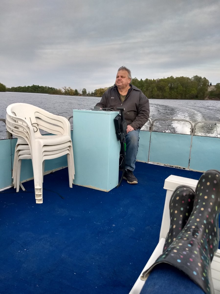 jalymi83's tweet photo. This is how we physical distance...on the water🤗. #physicaldistancenotsocialdistance #staysafe #FaithOverFear #Minnesotasummer #boatsin https://t.co/YLCKnnuhPU