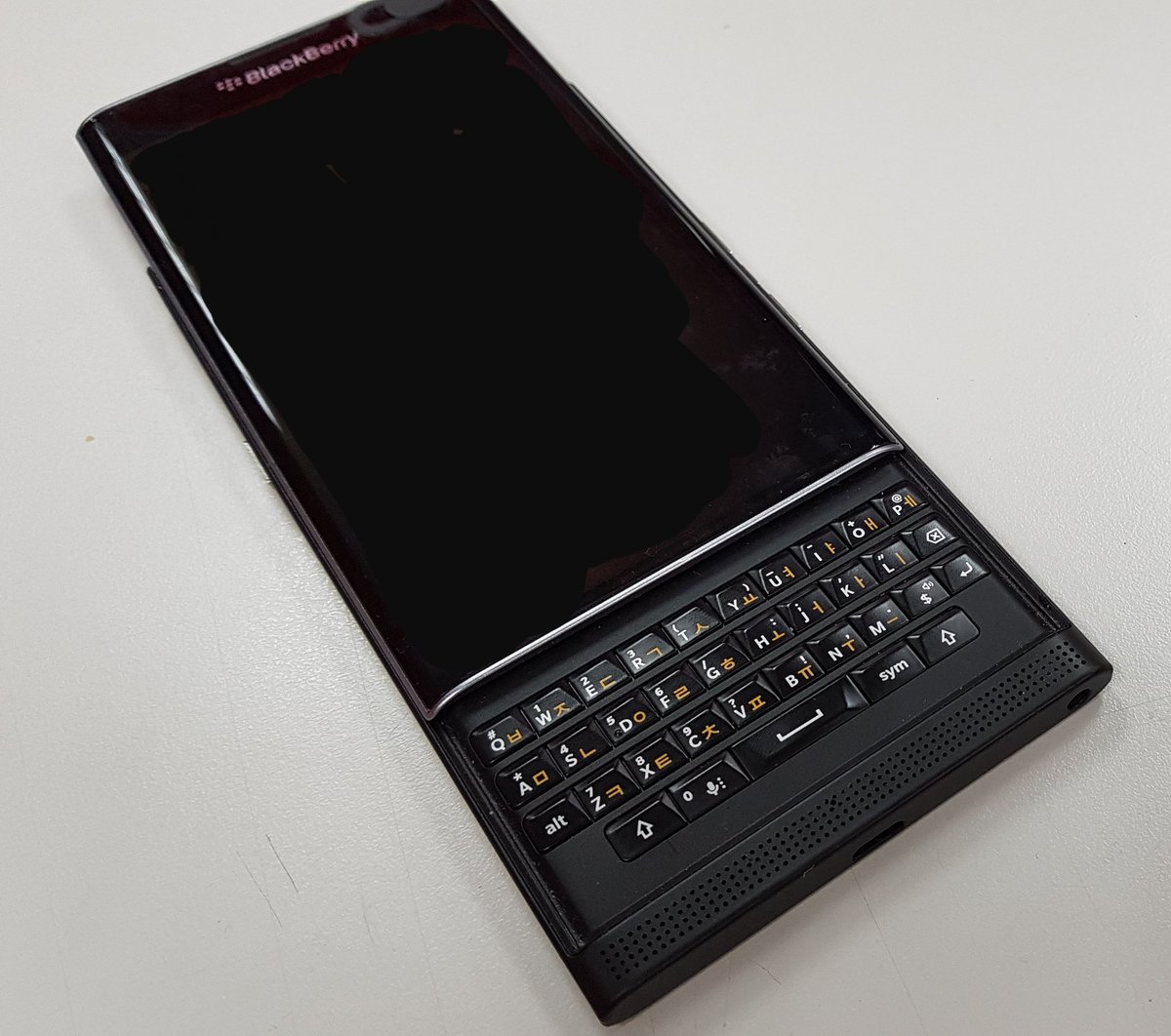 _TangF's tweet photo. New video from @theMrMobile make me miss my #Priv and wish the snap on keyboard case for my #NoteFE would still work after #OneUI update. https://t.co/y3cXKTFfxC