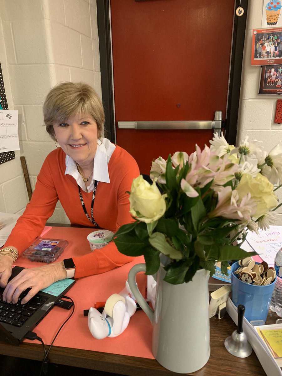 MsSmall2016's tweet photo. 💕🐝TBT- Pics I never tweeted last year during💐Teacher Appreciation! True 1st time #brandonthrowback 🐝💕#thanksapsteachers @MsEkpere @mbpcaps @jbland100  @SuLambCoach @mb_counselor  @Rsr2122 @Ms__Cramer @Ms_Stansbury @apsupdate @IBinAPS @DrIsisM @TommyUsherAPS @MorrisBrandonES https://t.co/maSK4NvMtB