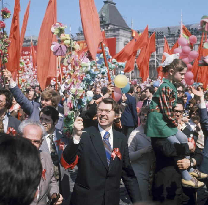 Эстонцы разговаривают. Эстония 9 мая. 1 мая в эстонии. Мир труд май парад. Нарва 9 мая.