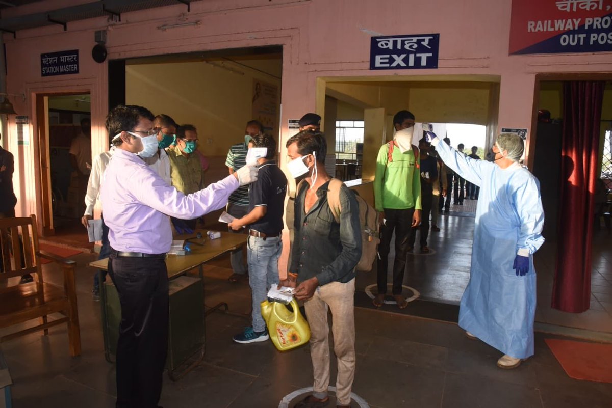dip_goa's tweet image. Glimpse of Migrants leaving for Gwalior. @Coll_NorthGoa Smt. R.Menaka, IAS was visited the rails station and took a review. Cheers to our #CoronaWarriers @DGP_Goa @Coll_SouthGoa @DrPramodPSawant