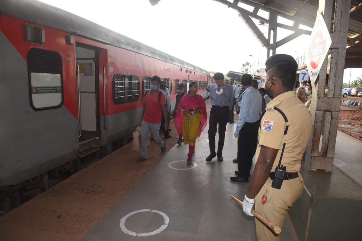 dip_goa's tweet image. Glimpse of Migrants leaving for Gwalior. @Coll_NorthGoa Smt. R.Menaka, IAS was visited the rails station and took a review. Cheers to our #CoronaWarriers @DGP_Goa @Coll_SouthGoa @DrPramodPSawant