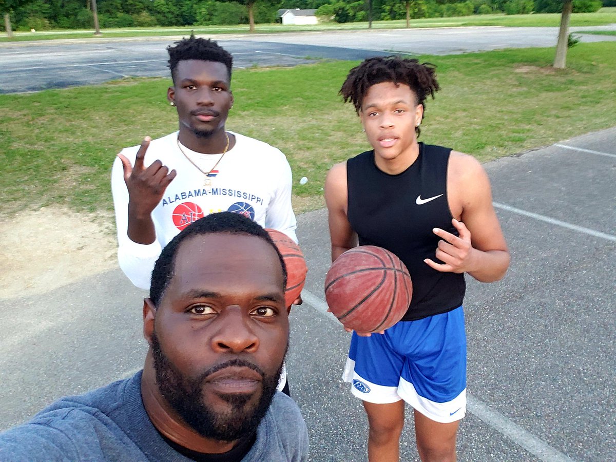 coach_iball's tweet photo. We never post "The Work" cause I'm a true believer of what's done in the dark will eventually come to the light! #RealTalk
#2Pros
#AFNF
#iballRadio
Side note: I know I look crazy but I was tired frfr!
And yes, we're in a random parking lot with a goal and no lines #RealGrind https://t.co/WS5YnPqHtE