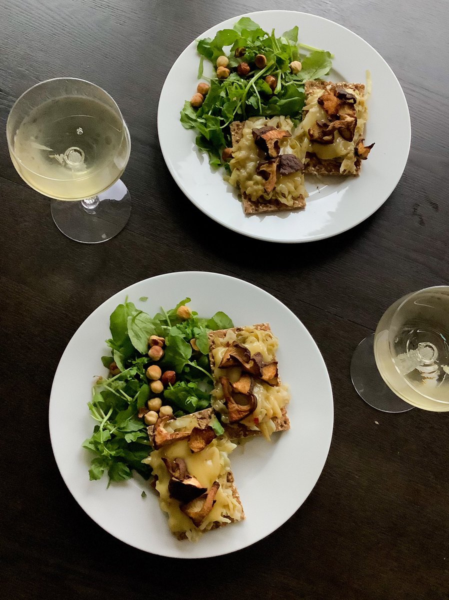 kitchenlister's tweet photo. Crackers, cheese and veggies. Essential #dinner when you’re about to get #hangry. Credit to @mattjqueen for the idea and execution. #homecooking #quickcooking #addwine #quickmeals https://t.co/67OQ8JbQ9w