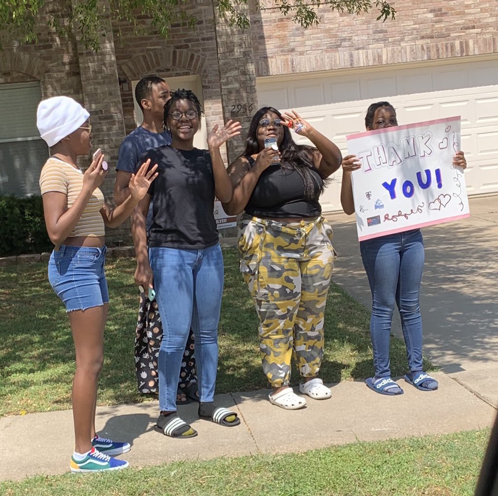 TviewBasketball's tweet photo. Best Feeder Pattern in MISD💯 @huskyproud @CobleMS @TimberviewHigh 

Students &amp; Adults Smiling, Waving, Dancing All Parade Long🥳

Know that you are important in this world🌎 
Know that you are loved♥️
Know that each of you have the power to be a positive influence🎯 https://t.co/6ROWR7btga