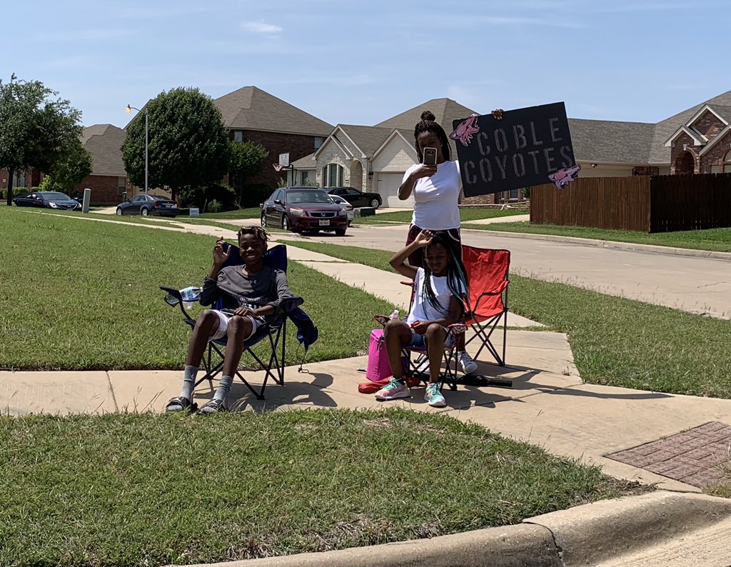 TviewBasketball's tweet photo. Best Feeder Pattern in MISD💯 @huskyproud @CobleMS @TimberviewHigh 

Students &amp; Adults Smiling, Waving, Dancing All Parade Long🥳

Know that you are important in this world🌎 
Know that you are loved♥️
Know that each of you have the power to be a positive influence🎯 https://t.co/6ROWR7btga