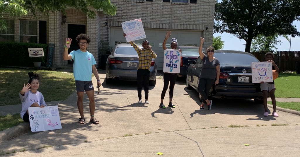 TviewBasketball's tweet photo. Best Feeder Pattern in MISD💯 @huskyproud @CobleMS @TimberviewHigh 

Students &amp; Adults Smiling, Waving, Dancing All Parade Long🥳

Know that you are important in this world🌎 
Know that you are loved♥️
Know that each of you have the power to be a positive influence🎯 https://t.co/6ROWR7btga