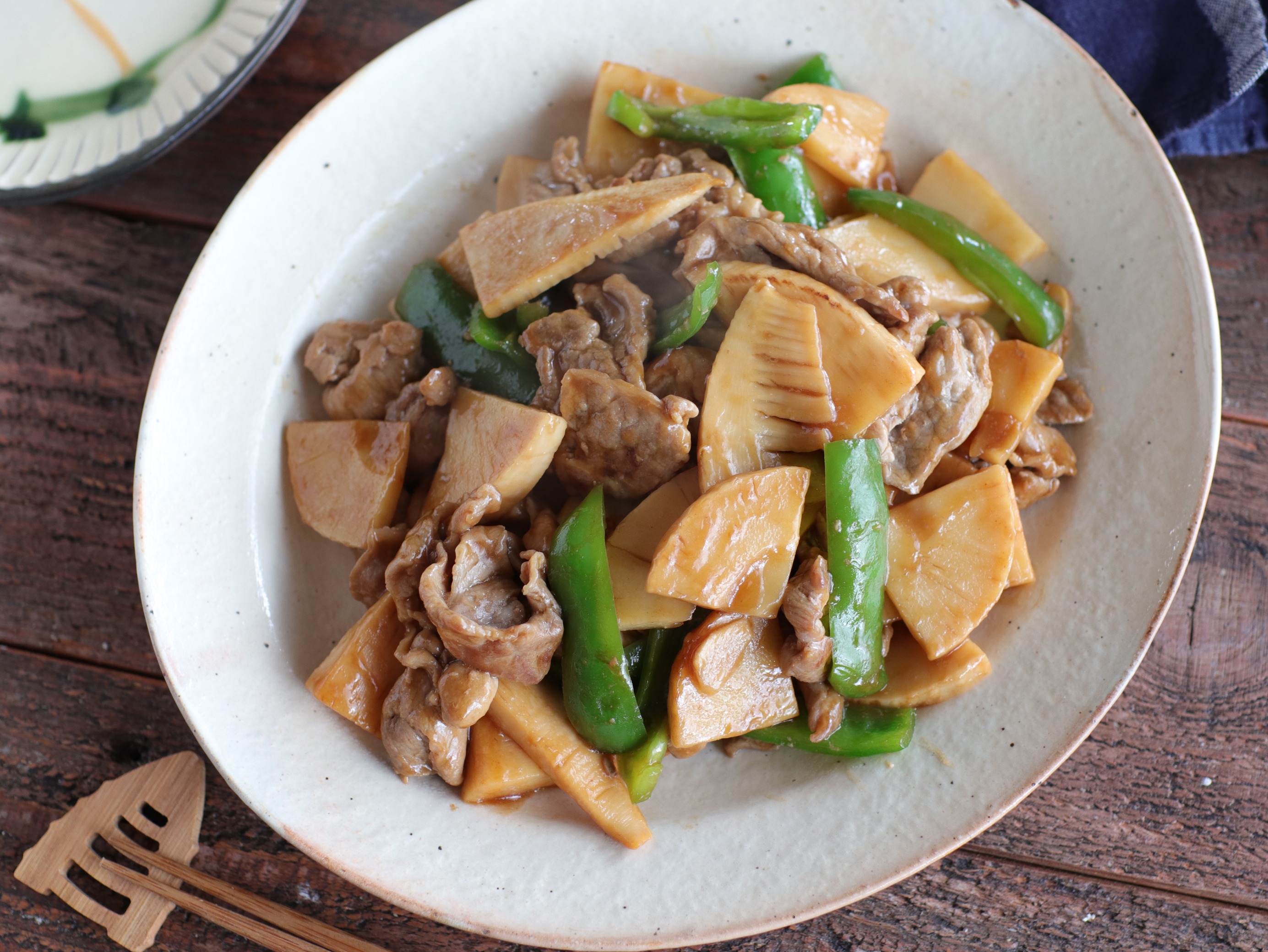 ぐっち夫婦 料理家 箸が止まらない たけのこと豚こまの青椒肉絲 ごま油を熱したフライパンで豚肉を中火で たけのこ ピーマンを加える 一度火を止め 合わせたしょうゆ 酒 オイスターソース 砂糖 片栗粉 すりおろしにんにくを加え混ぜる 火を