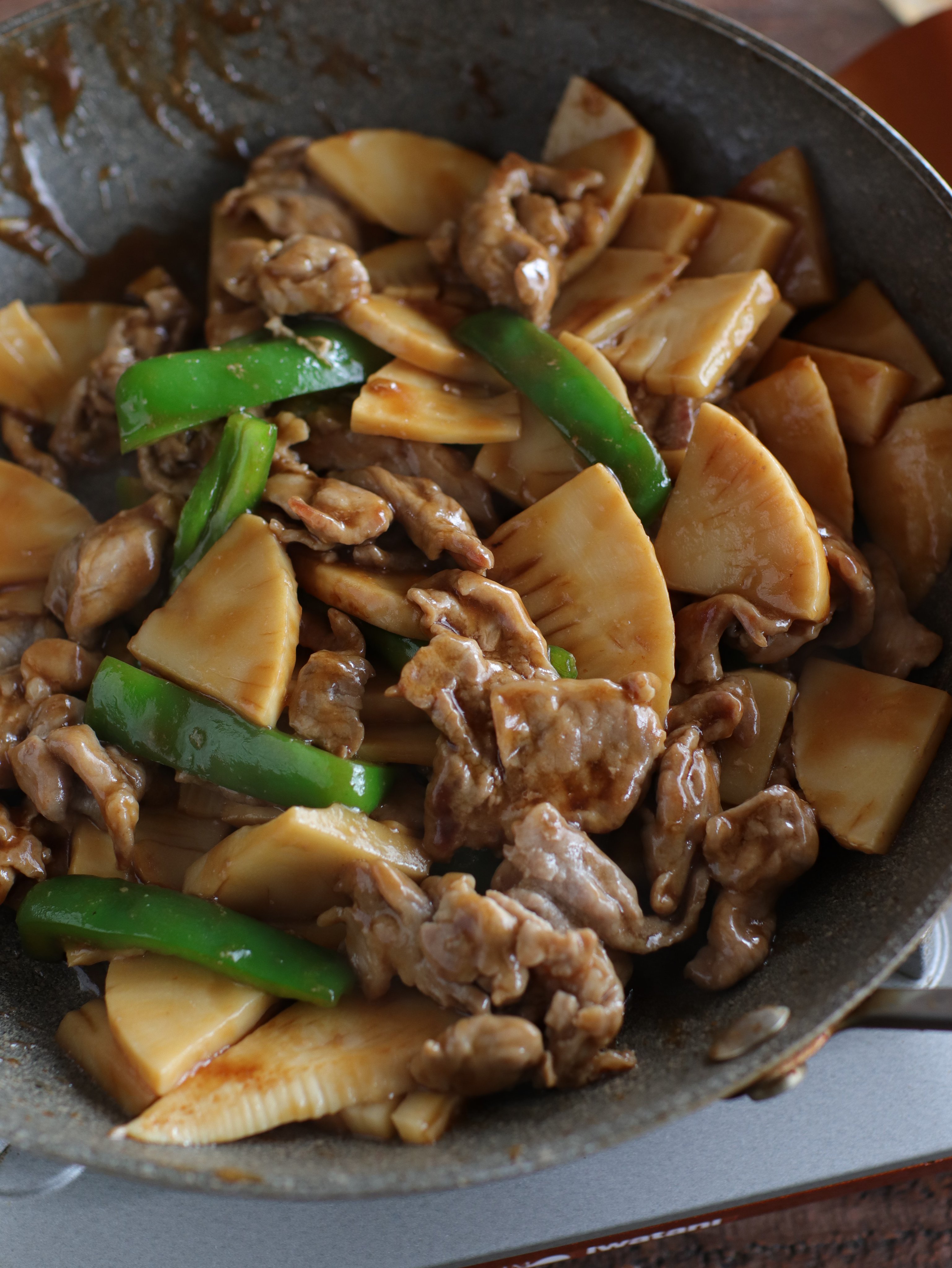 ぐっち夫婦 料理家 箸が止まらない たけのこと豚こまの青椒肉絲 ごま油を熱したフライパンで豚肉を中火で たけのこ ピーマンを加える 一度火を止め 合わせたしょうゆ 酒 オイスターソース 砂糖 片栗粉 すりおろしにんにくを加え混ぜる 火を