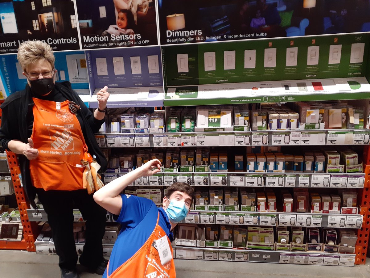 BobRoutley's tweet photo. Even during times of crisis you can always count on Roxstar Roxanne to keep bays looking awesome! @nate_knowles @HDHaar10 @kimwiechert @axt638 @bobsaniga https://t.co/iHlHPHtmvR