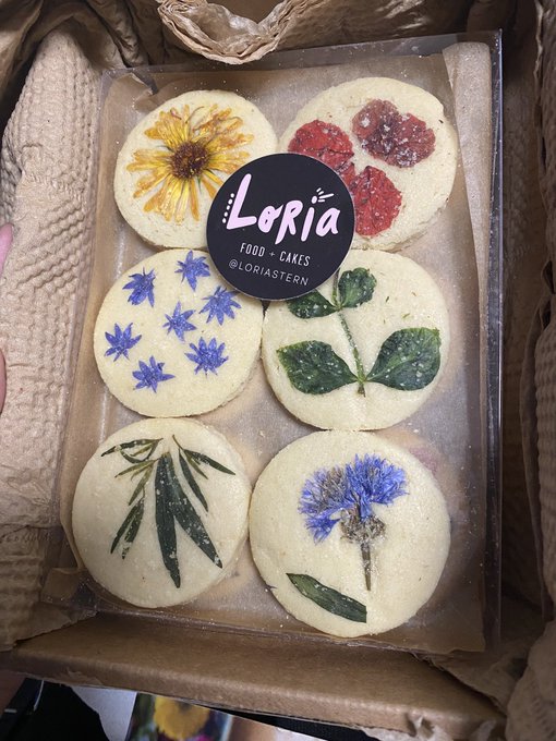 i bought the flower cookies we keep seeing https://t.co/SZ0YR9ExqI