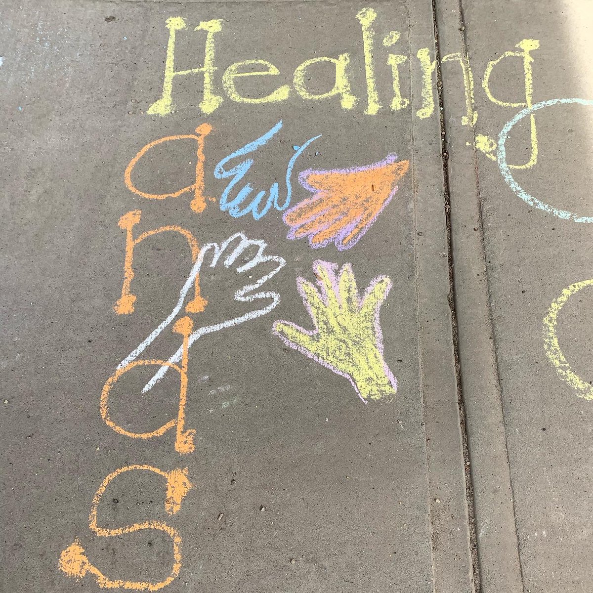 tinabee_77's tweet photo. “Chalking for Seniors” 9th building - Ironwood Estates ~ highlight was when a resident came outside with her mask on &amp; said that we had made her day a little bit brighter #covidwellnessyeg #edmontoncares #stalbert #foundationsofgratitude @glenrosefdn @StolleryKids #yegkids #yeg https://t.co/UT1TFYSn7X