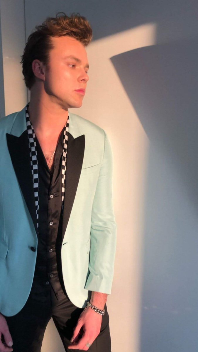 Cursed5sos's tweet photo. This suit on Ash >

-A https://t.co/x0UWkOHUml