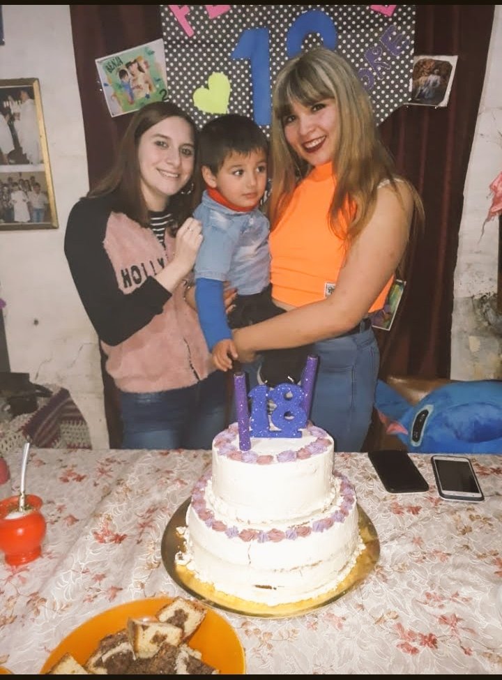 CingolaniLore's tweet photo. Te extraño pendeja ❤ @Caamiiavila https://t.co/mAzRs4nh1e