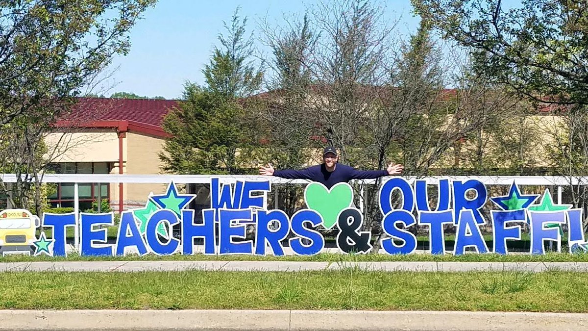 MrG_Mobile's tweet photo. Thank you @ForestLakesElem #PTA for the @CardMyYard in front of the school! We love and appreciate all of our teachers and staff. At FLES we celebrate it this way, Happy Staff Appreciation Week! @HCPSchools #ThankATeacher https://t.co/ukQTGDcyk6