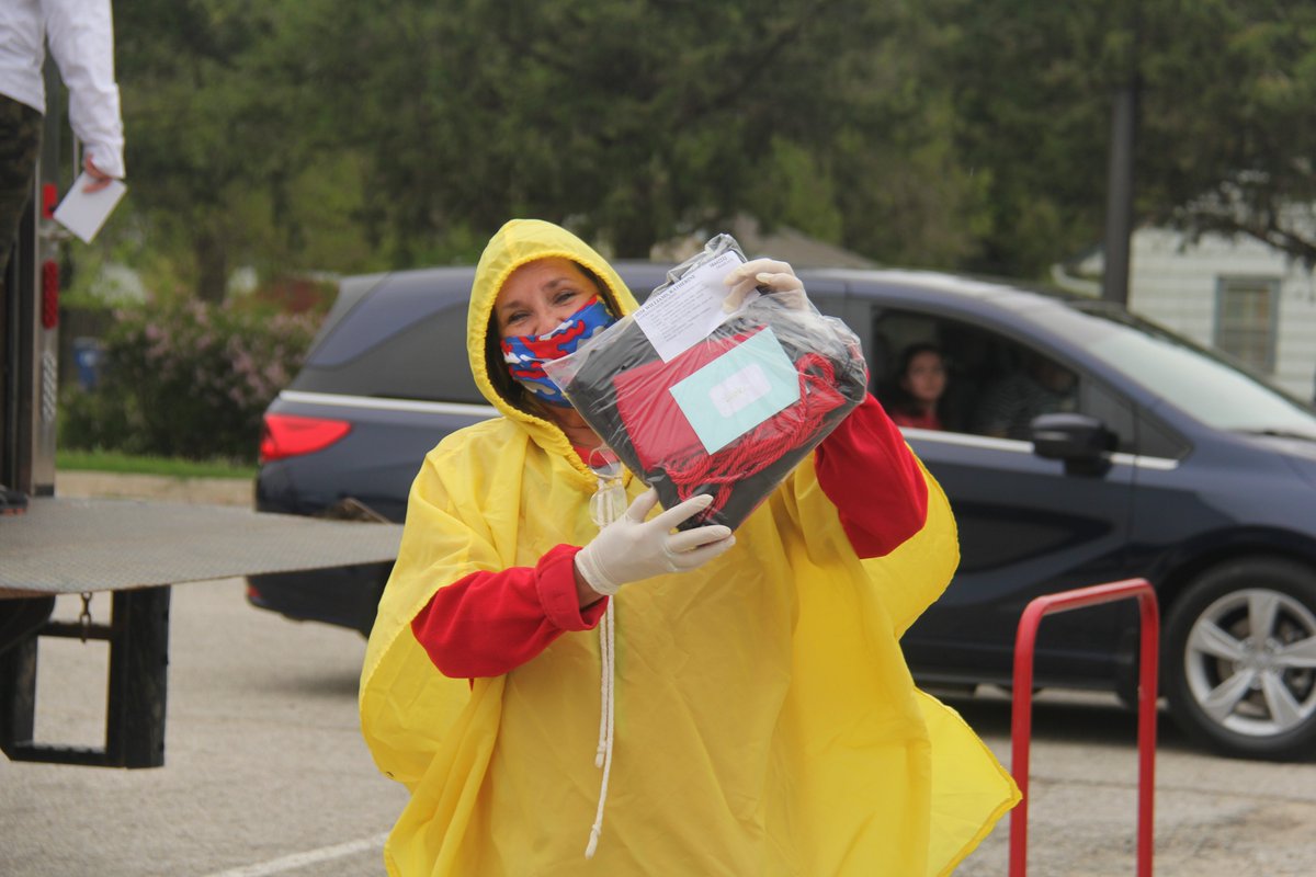 lhsbudget's tweet photo. LHS faculty offered graduation caps and gowns and well wishes as seniors attended a drive through event today at LHS. Seniors whose last names begin with L-Z can pick up their graduation gowns noon-3 p.m. Friday.
More photos at https://t.co/G4mU85QxMo https://t.co/t1cdAx9Kzd