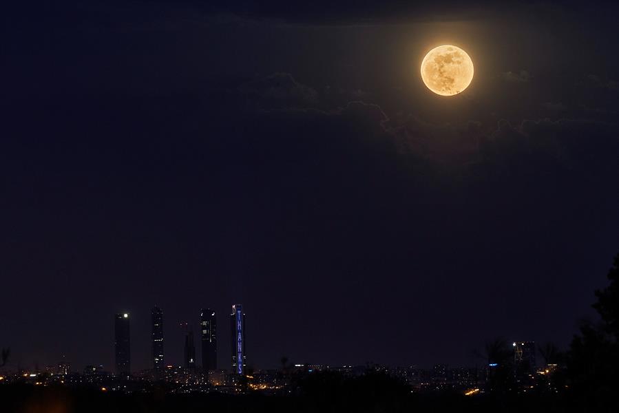Así lució la superluna sobre Madrid