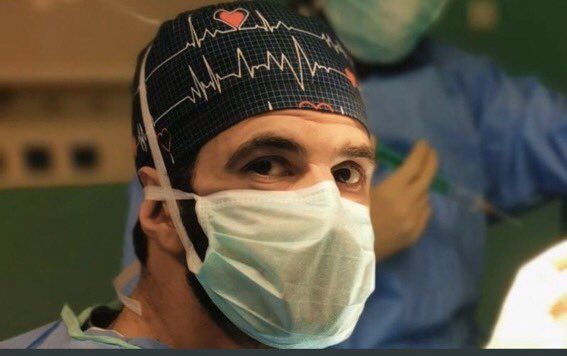GoldenDose's tweet photo. الجراح السعودي هاني الجهني نجح بإزالة ورم دماغي لفتاة كويتية في فرنسا بعد أن رفض طبيبها الفرنسي إجراء عمليتها في هذه الفترة بسبب جائحة كورونا🇸🇦👏🏼. https://t.co/s189mYh4pw