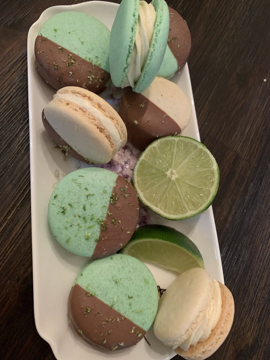 cisa_cisah's tweet photo. That’s what I love about macarons, use of imagination 👇👇👇
Macarons with lime curd buttercream, topped with tempered chocolate and lime zest ❤️.
#limecurd #macarons #salisbakeddelights #30danaradosti #Quarantine
#eat #baking #stayhome https://t.co/sXkcf3DryX