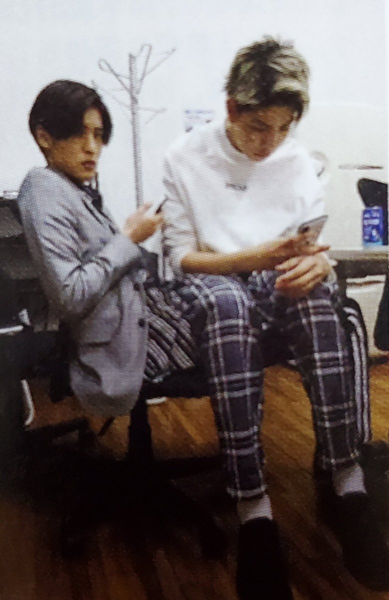 ひろみ ラウちゃんは めめとふっかさん以外のメンバーの膝の上にも座ったりするのかな めめの膝に 座る回数が一番多いと思うけど お兄ちゃん達にはラウちゃんをいつまでも膝の上に座らせてあげてほしいなぁ めめラウ ふかラウ