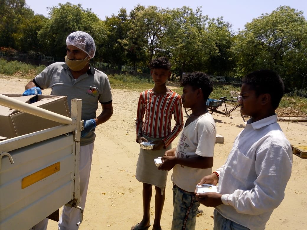 itvfoundation's tweet photo. The iTV foundation's food bank campaign, distributes 3000 food packets everyday, from our kitchen in gurgaon. The food packets are distributed in Nathupur Village and IFFCO Chowk.

@Inkhabar @NewsX 

#COVID19 #coronavirus #Lockdown3  #WeWillWin #iTVFoundationFoodBank https://t.co/R9BooeN7d5