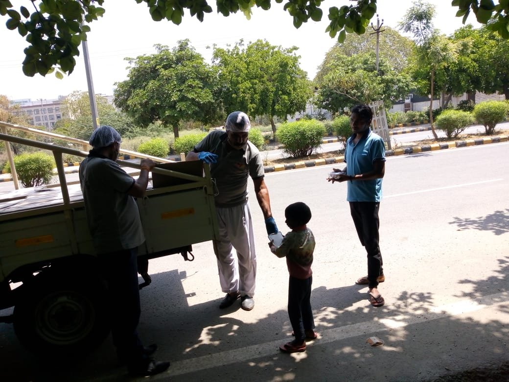 itvfoundation's tweet photo. The iTV foundation's food bank campaign, distributes 3000 food packets everyday, from our kitchen in gurgaon. The food packets are distributed in Nathupur Village and IFFCO Chowk.

@Inkhabar @NewsX 

#COVID19 #coronavirus #Lockdown3  #WeWillWin #iTVFoundationFoodBank https://t.co/R9BooeN7d5
