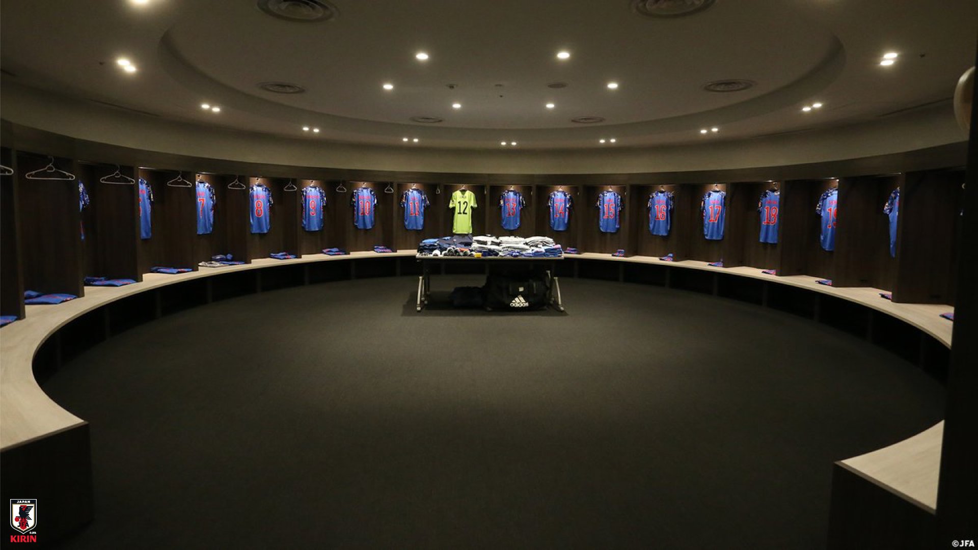 キリンビバレッジ サッカー 日本代表 の壁紙もご用意しました こちらもぜひ 週末のオンラインパーティーなどにご活用ください 1 ロッカールーム 2 スタジアム バーチャル背景 届けてキリン キリチャレの日